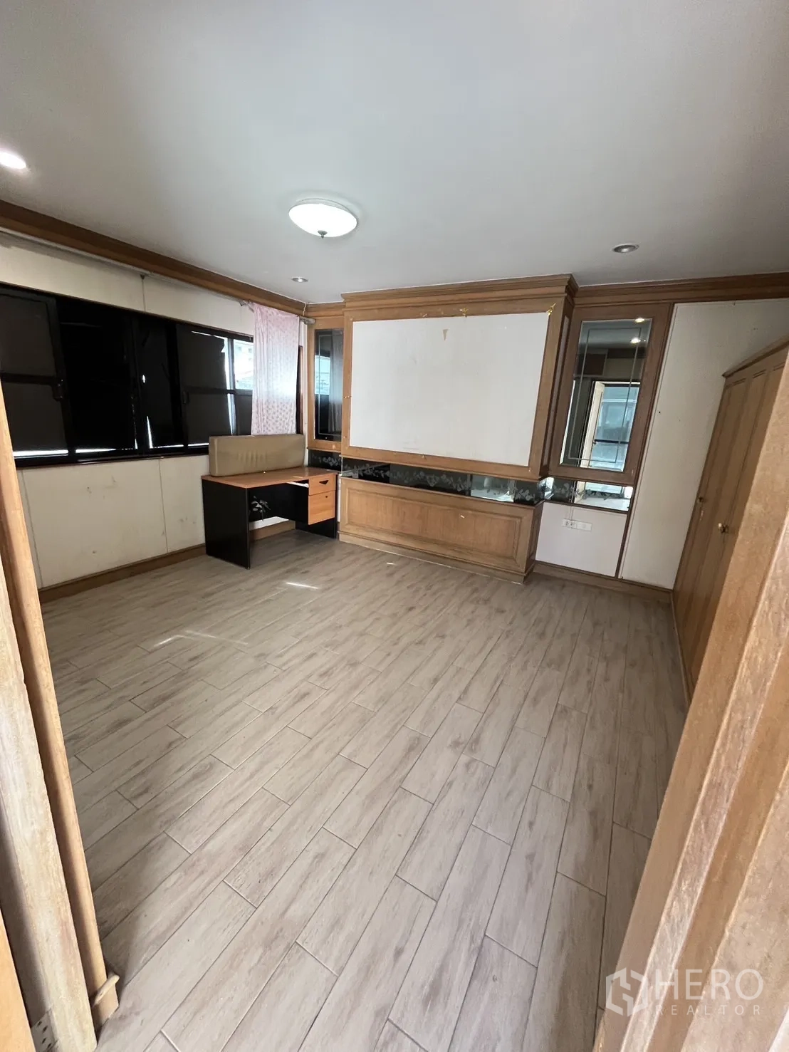 货栈 出租在Huai Khwang, Bangkok - 采光良好的办公室，仿木地面，适合工位布局。