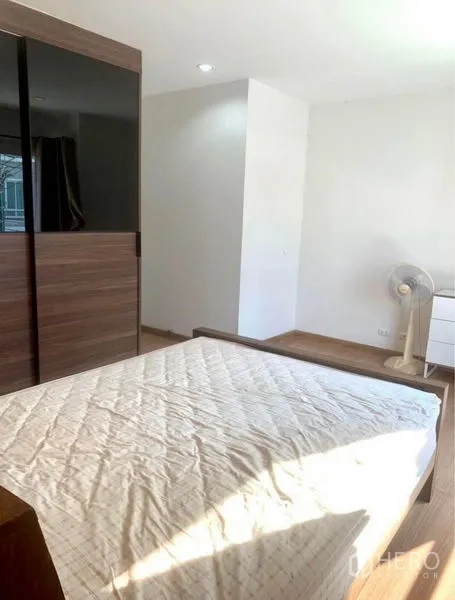 Townhouse for rent in Suan Luang, Bangkok - Another view of the bedroom highlighting the wardrobe and natural light.