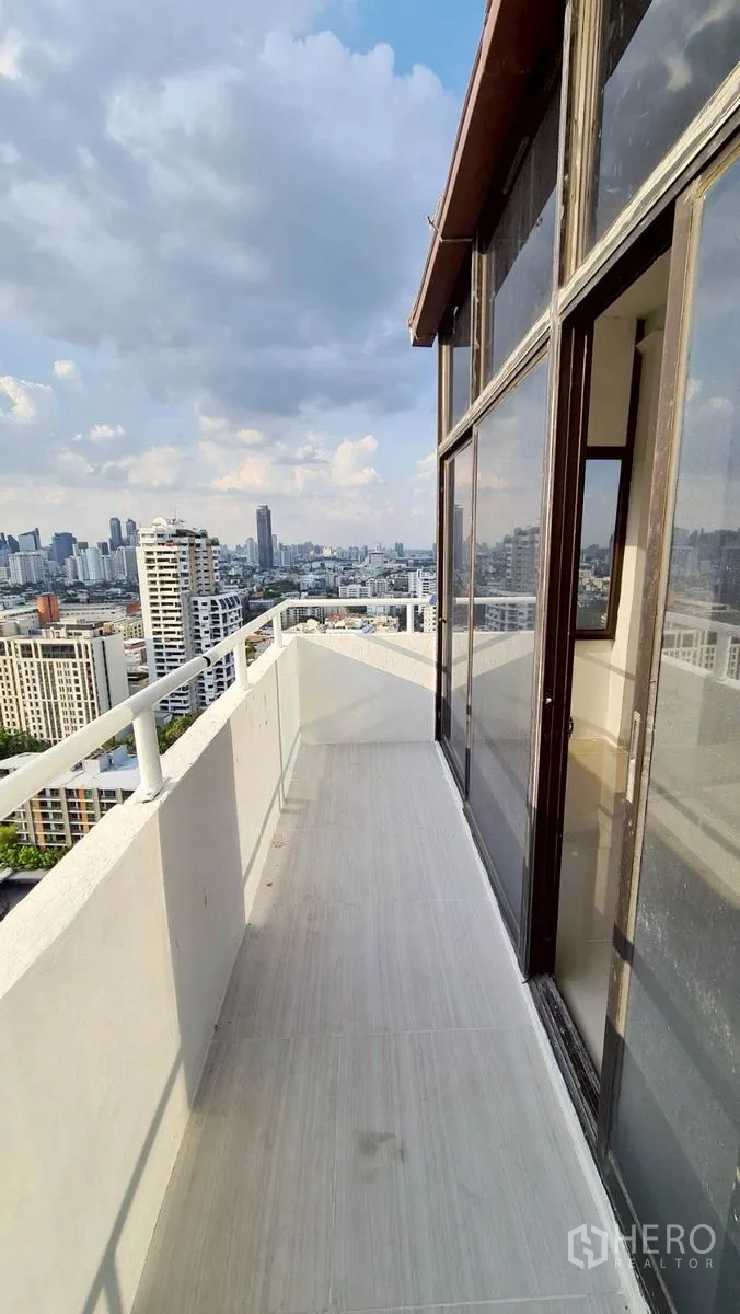 公寓 for rent in Watthana, Bangkok - 阳台走道临玻璃墙，可眺望天际线。