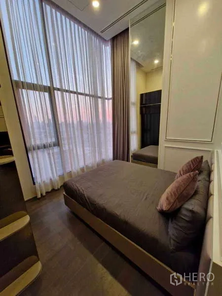 公寓 出售在Ratchathewi, Bangkok - 次卧，配高挑窗帘与衣柜