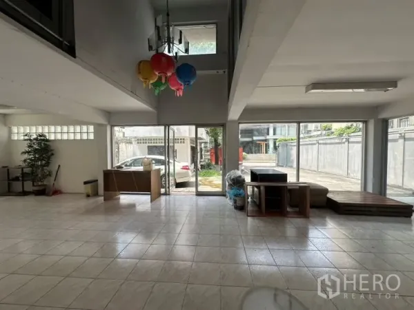สำนักงาน ให้เช่า - โถงชั้นล่างเพดานสูง หน้ากระจกเต็มบาน