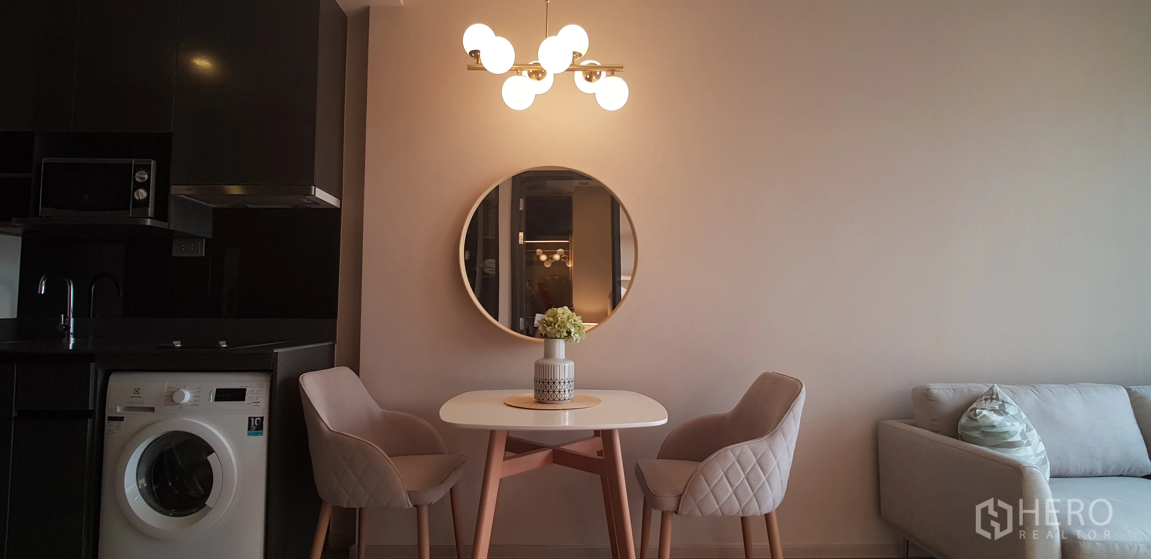 คอนโด for rent in Watthana, Bangkok - มุมทานอาหารสำหรับสองที่ ถัดจากครัวบิลต์อินพร้อมเครื่องซักผ้า ไมโครเวฟ และตู้สีดำ