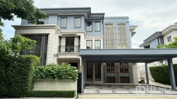 独立式住宅 出售在Saphan Sung, Bangkok - 三层豪华独栋别墅外立面，带遮顶四车位车库、落地窗与绿篱景观