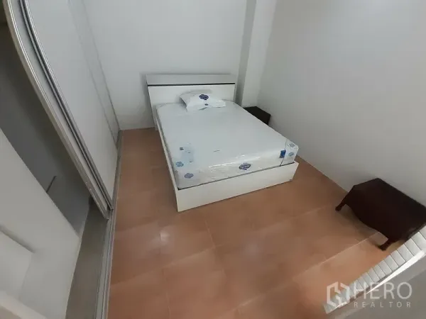 公寓 出租在Pathum Wan, Bangkok - 温馨卧室，双人床、床头柜与推拉衣柜，色调素雅