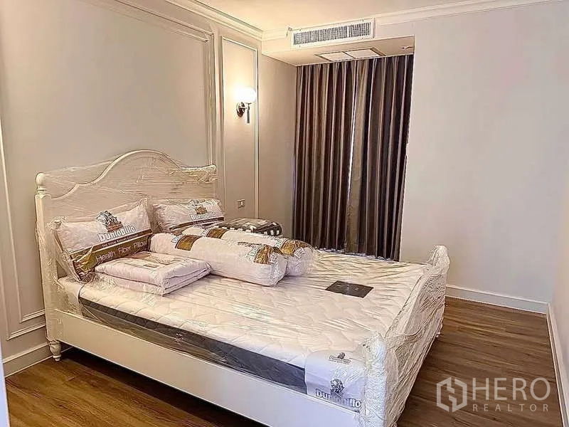 Condominium for rent or sale in Khlong Toei, Bangkok - Second bedroom with new queen bed and blackout curtains