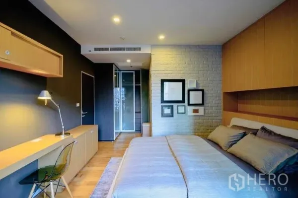 คอนโด ให้เช่าในWatthana, Bangkok - ห้องนอนอบอุ่นเตียงคิงไซส์พร้อมโต๊ะทำงานบิวท์อินและแสงไฟนุ่ม