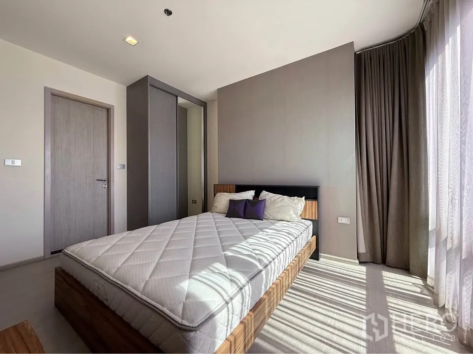 公寓 for rent in Khlong Toei, Bangkok - 温馨房间，配床、推拉衣柜与落地窗帘。