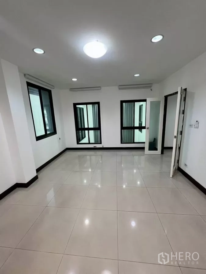 带办公室的家 出租在Wang Thonglang, Bangkok - 多功能工作间，采光充足，瓷砖地与玻璃门。