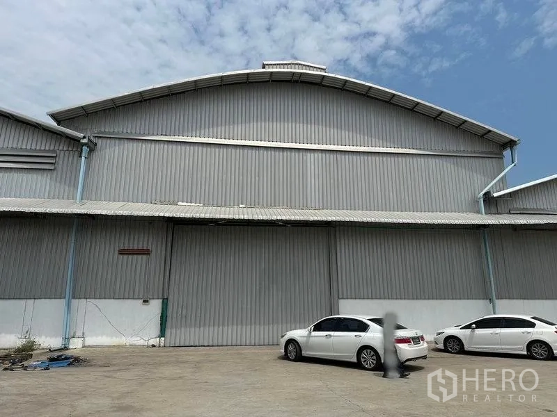 Warehouse for rent in Bang Pa-in, Phra Nakhon Si Ayutthaya - Close front elevation of the warehouse with tall metal gates and broad forecourt.