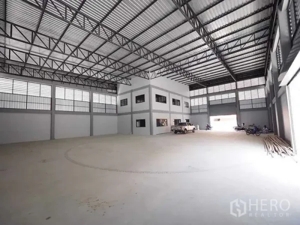 货栈 出租或出售在Krathum Baen, Samut Sakhon - 超大仓储大厅，钢结构屋顶，内置办公室与宽阔装卸开口。