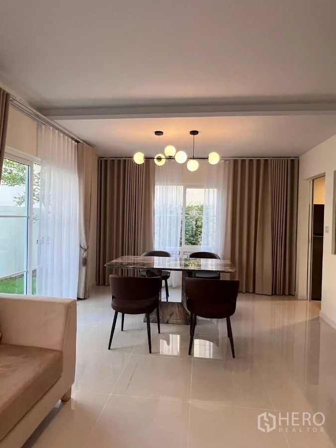 บ้าน ให้เช่าในBang Phli, Samut Prakan - ห้องทานข้าวโคมไฟโมเดิร์น หน้าต่างบานใหญ่พร้อมผ้าม่านสองชั้น