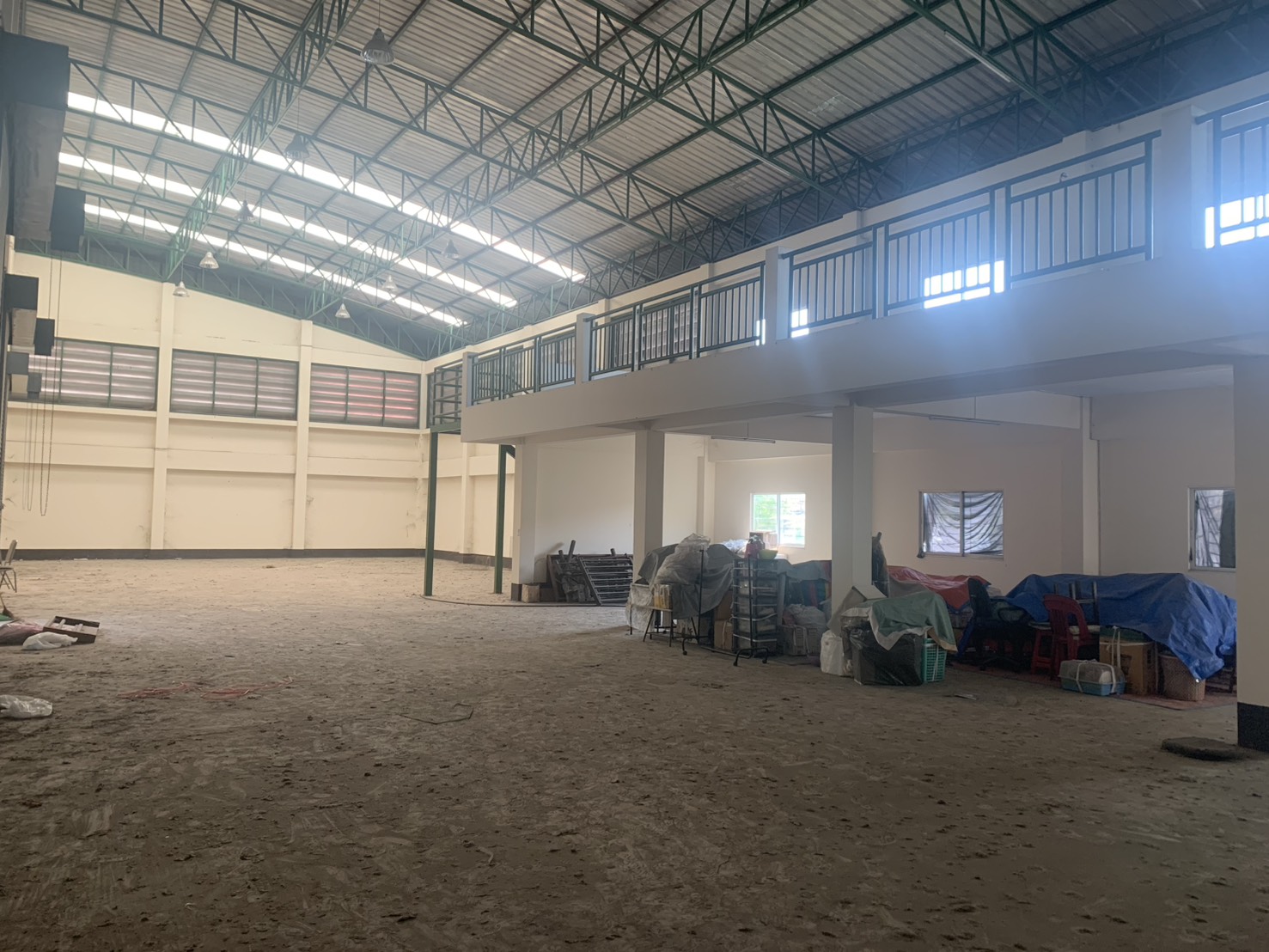 Warehouse for rent in Lam Luk Ka, Pathum Thani - Ground-floor area under the mezzanine used for storage within the warehouse.