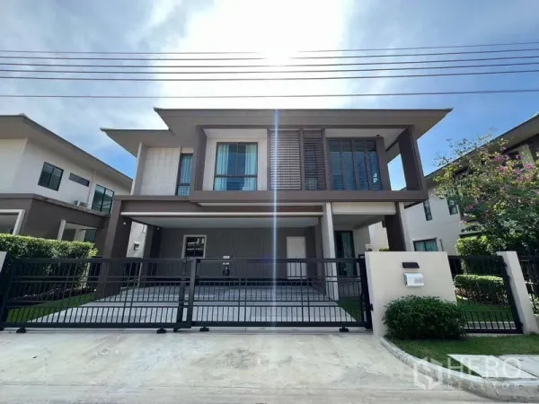 独立式住宅 出租在Bang Kapi, Bangkok - 独栋住宅正立面，围栏与车道。