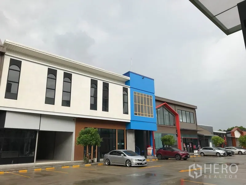 零售空间 出租在Bang Na, Bangkok - 邦那现代低层商业街外观，色彩立面，配套地面停车位。