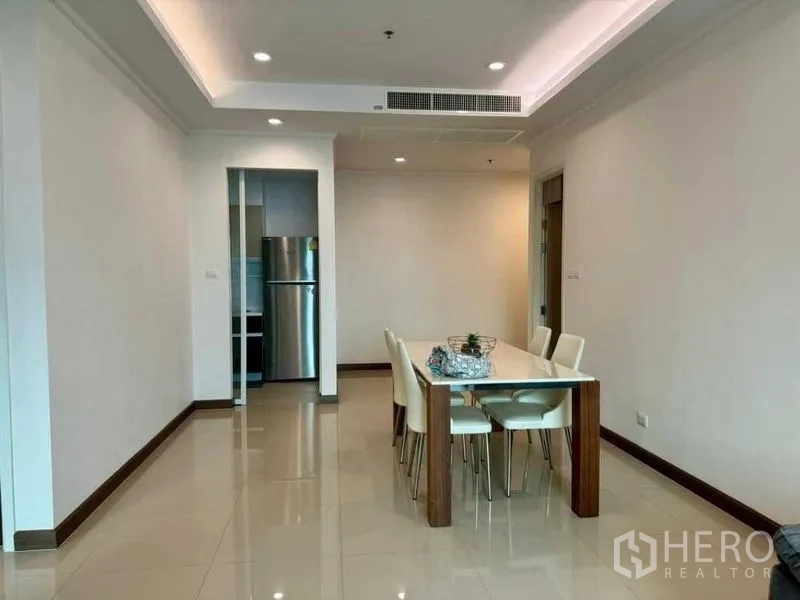公寓 出售在Ratchathewi, Bangkok - 餐区四人桌，毗邻半开放式厨房。