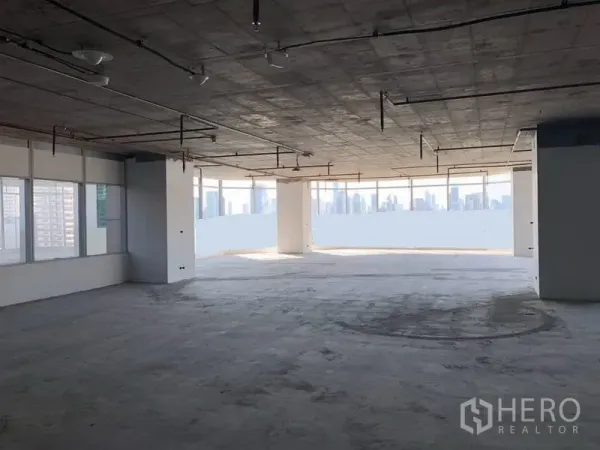 办公空间 出租在Bang Na, Bangkok - 毛坯办公整层，环幕窗与曼谷天际线景观。
