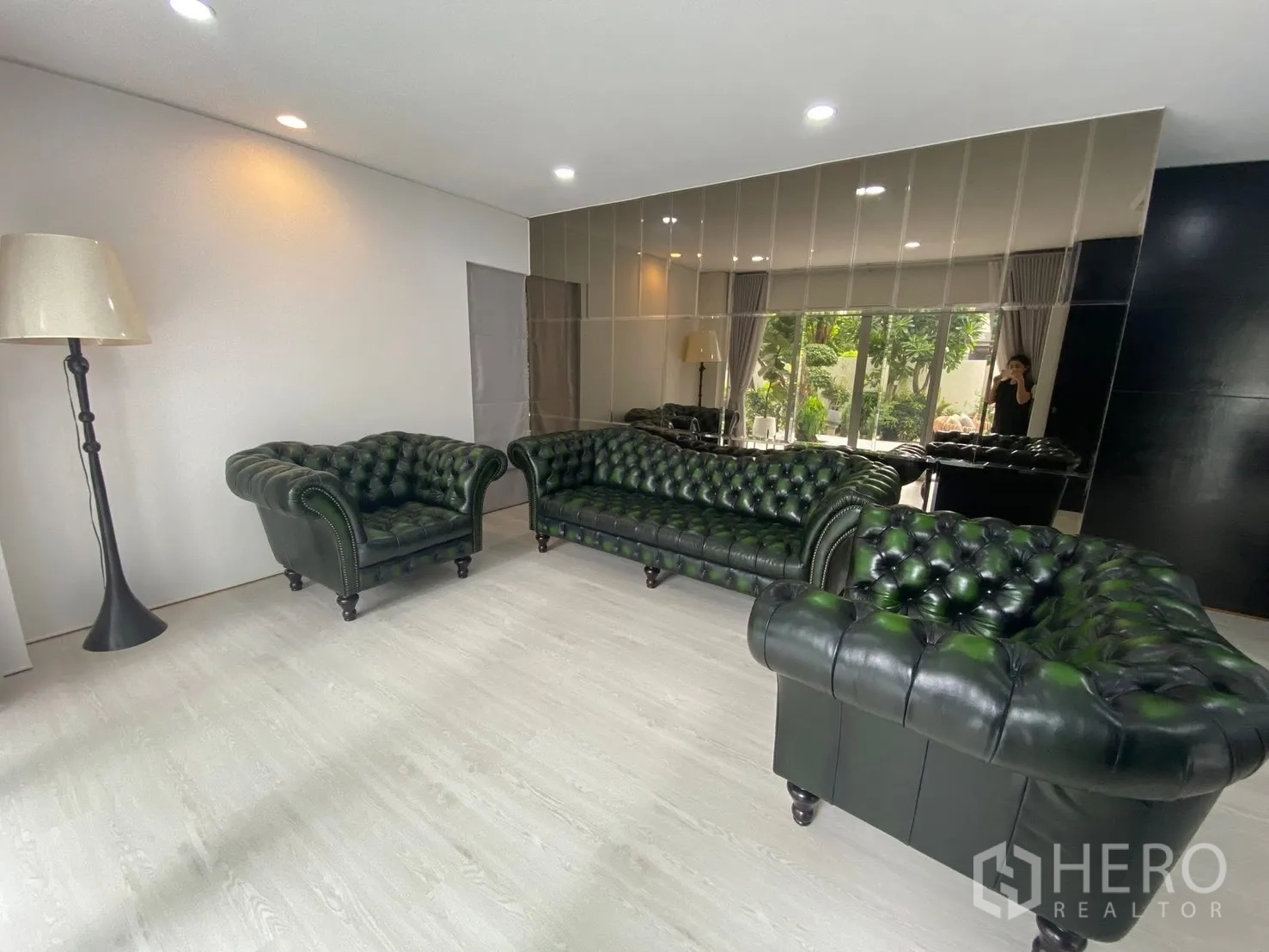 บ้าน ให้เช่าในSuan Luang, Bangkok - เลานจ์ผนังกระจกเงา ชุดโซฟาเชสเตอร์ฟิลด์