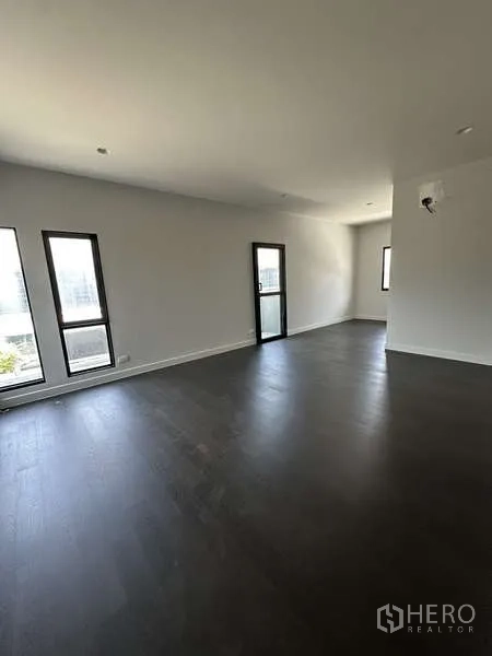 Detached House for sale in Lam Luk Ka, Pathum Thani - Alternate view of the upstairs family area with tall windows.