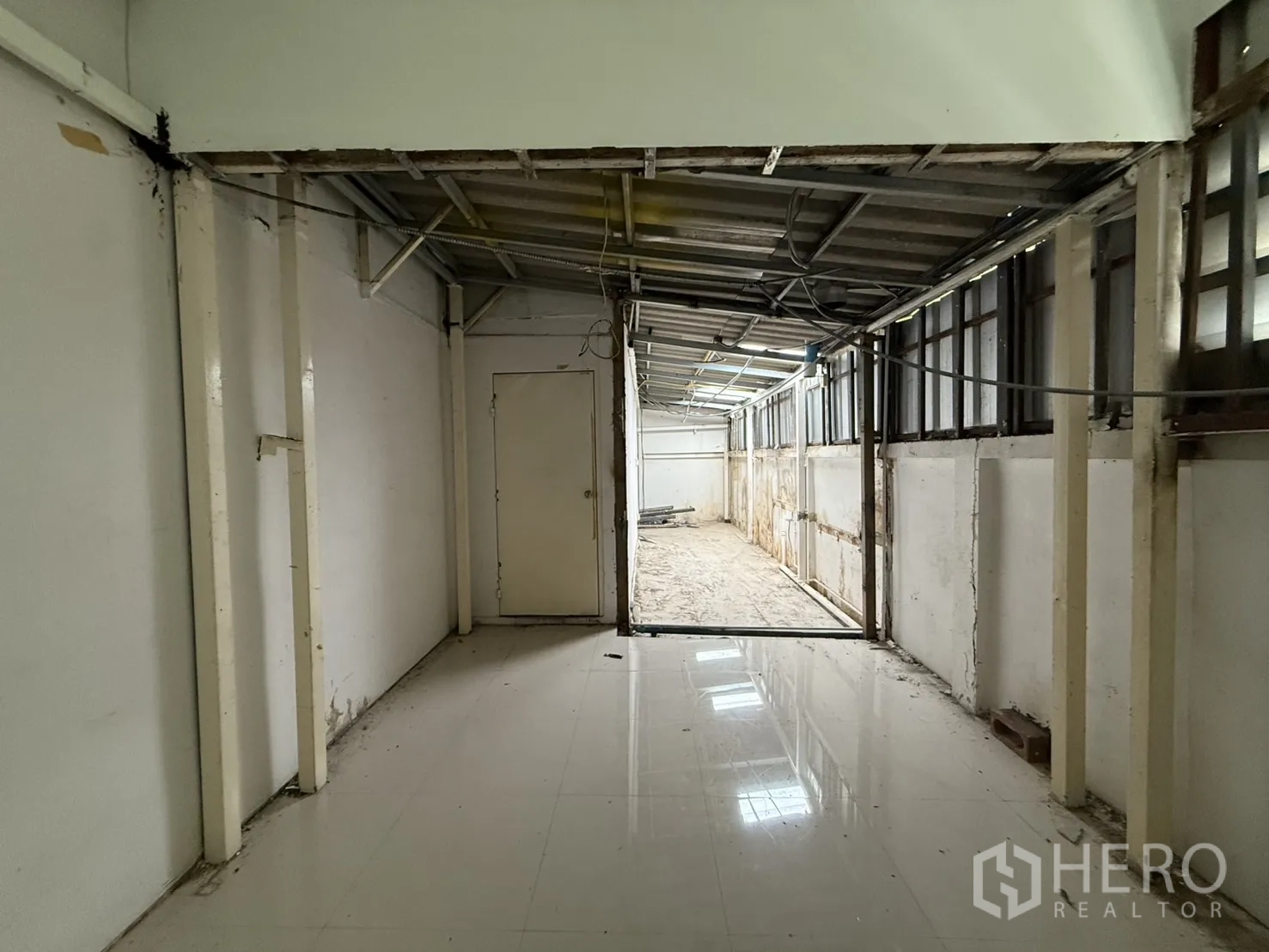 办公空间 出租在Bueng Kum, Bangkok - 通往储物区的后走廊，金属屋顶与管线。