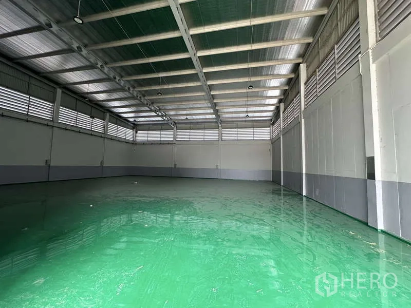 工厂 出租在Lam Luk Ka, Pathum Thani - 仓库大厅，周边通风百叶与明亮的高天花