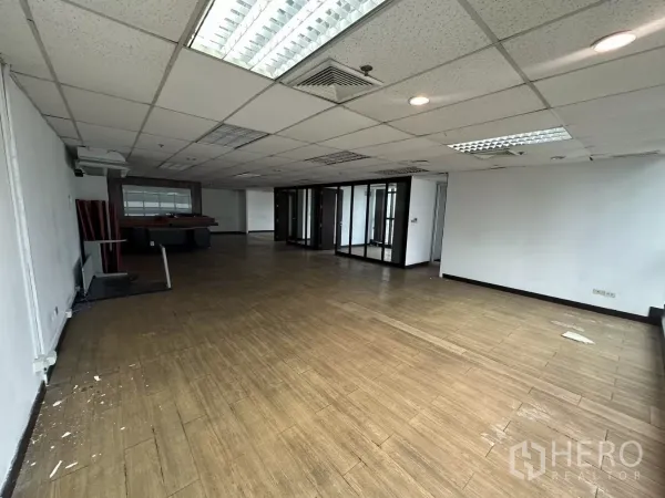 办公空间 出租在Watthana, Bangkok - 宽敞楼层，中央空调出风口与多种灯具，后方为多间玻璃隔断房。