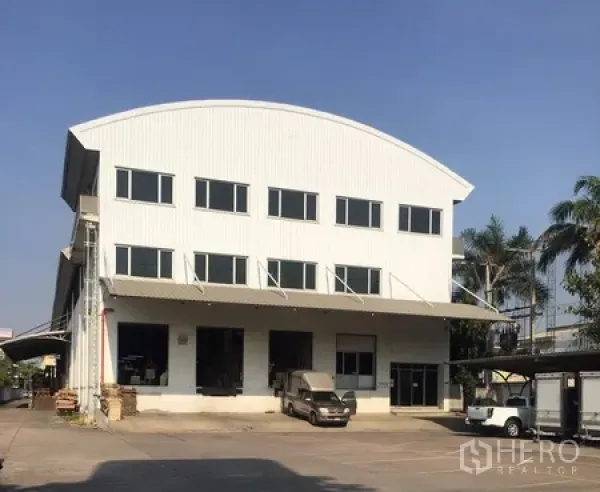 货栈 出租在Bang Phli, Samut Prakan - 三层仓库外观，带办公窗与多处装卸月台，位于邦普里。