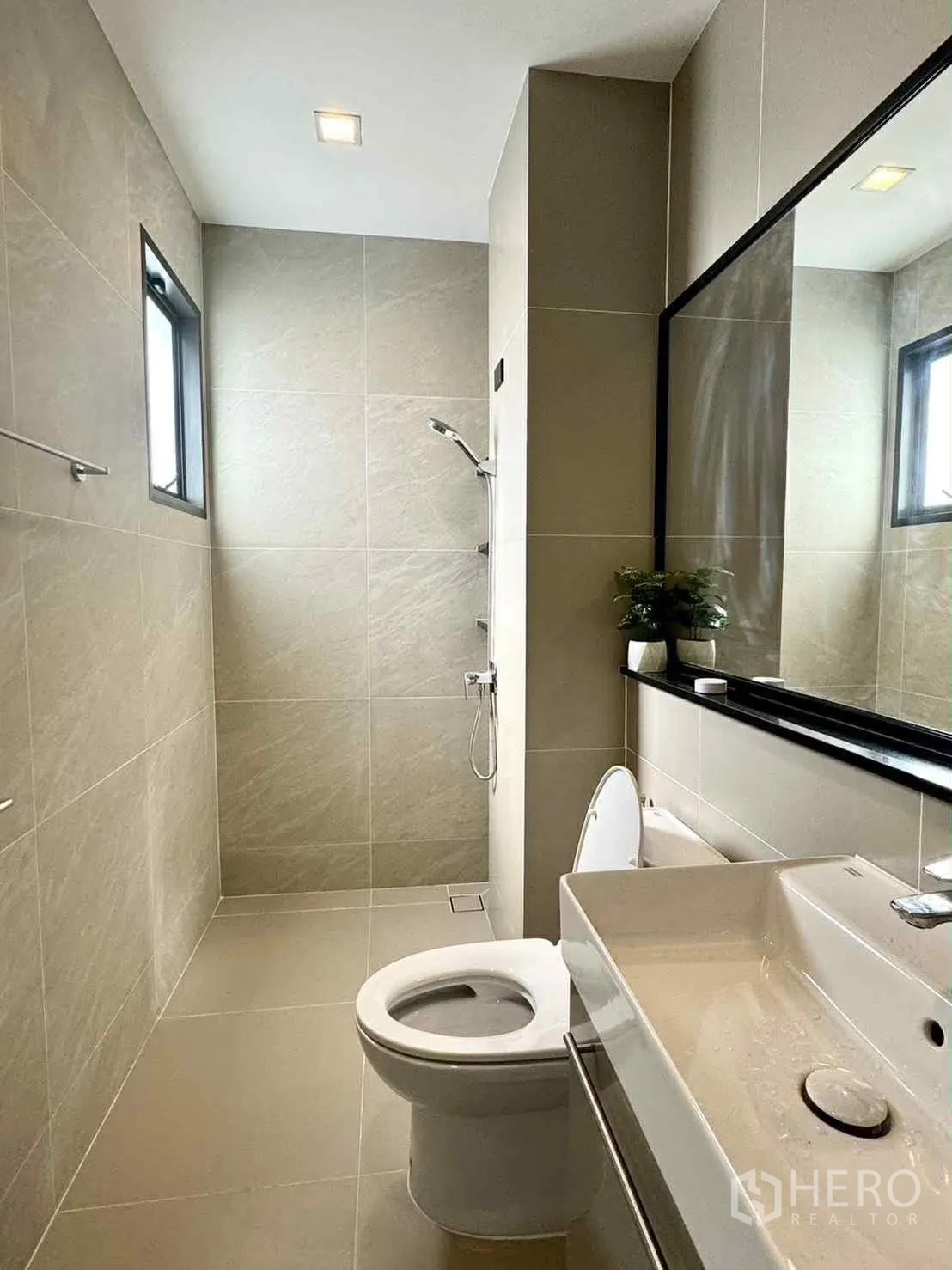 บ้านเดี่ยว for rent in Bang Phli, Samut Prakan - ห้องน้ำร่วมสมัยพร้อมโซนอาบน้ำแบบวอล์กอิน สุขภัณฑ์ และกระจกบานใหญ่โทนกระเบื้องสีเบจ.