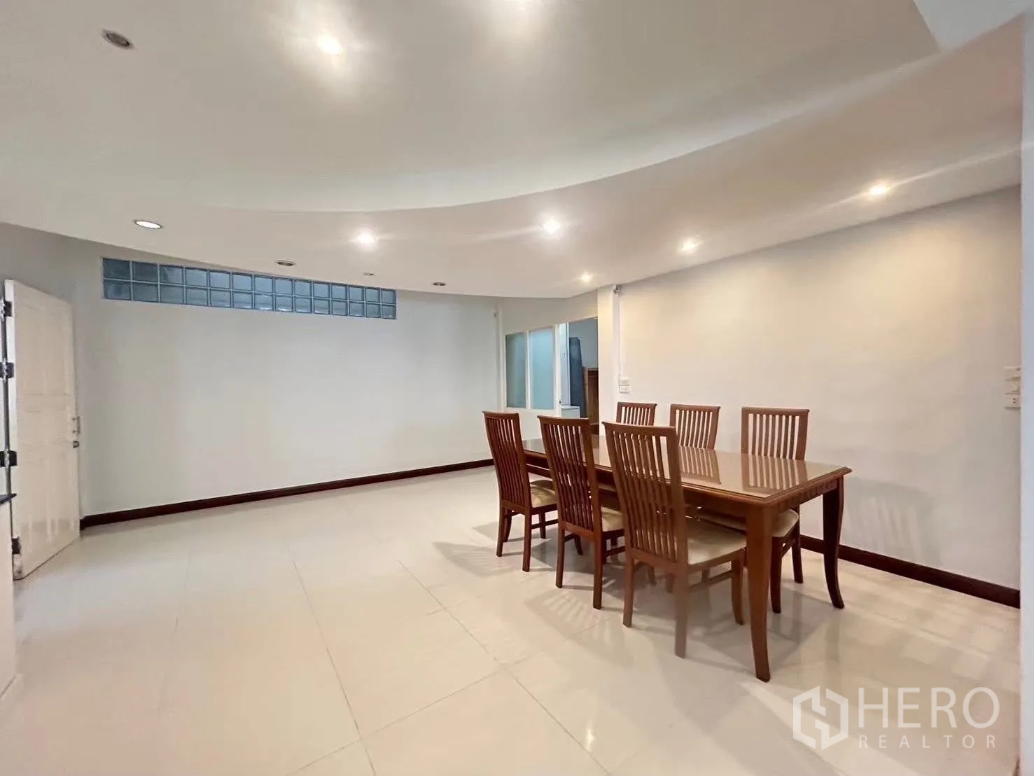 บ้าน ให้เช่าในSuan Luang, Bangkok - ห้องรับประทานอาหาร โต๊ะไม้ 8 ที่นั่ง ใต้ไฟดาวน์ไลท์
