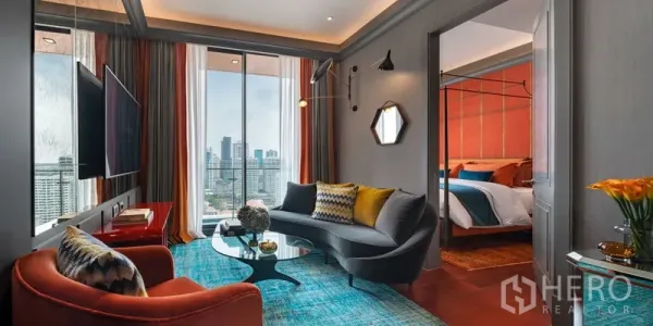 คอนโด ขายในWatthana, Bangkok - ห้องนั่งเล่นพร้อมโซฟาโค้ง หน้าต่างเต็มผนัง และมองเห็นห้องนอน