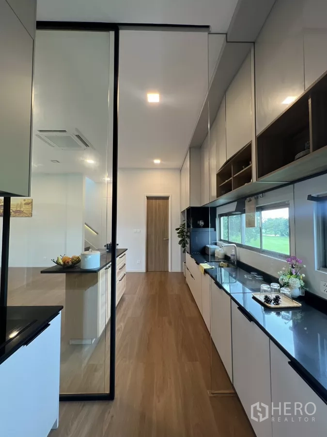 Detached House for rent in Saphan Sung, Bangkok - Glass-partitioned pantry with a long counter and windows.