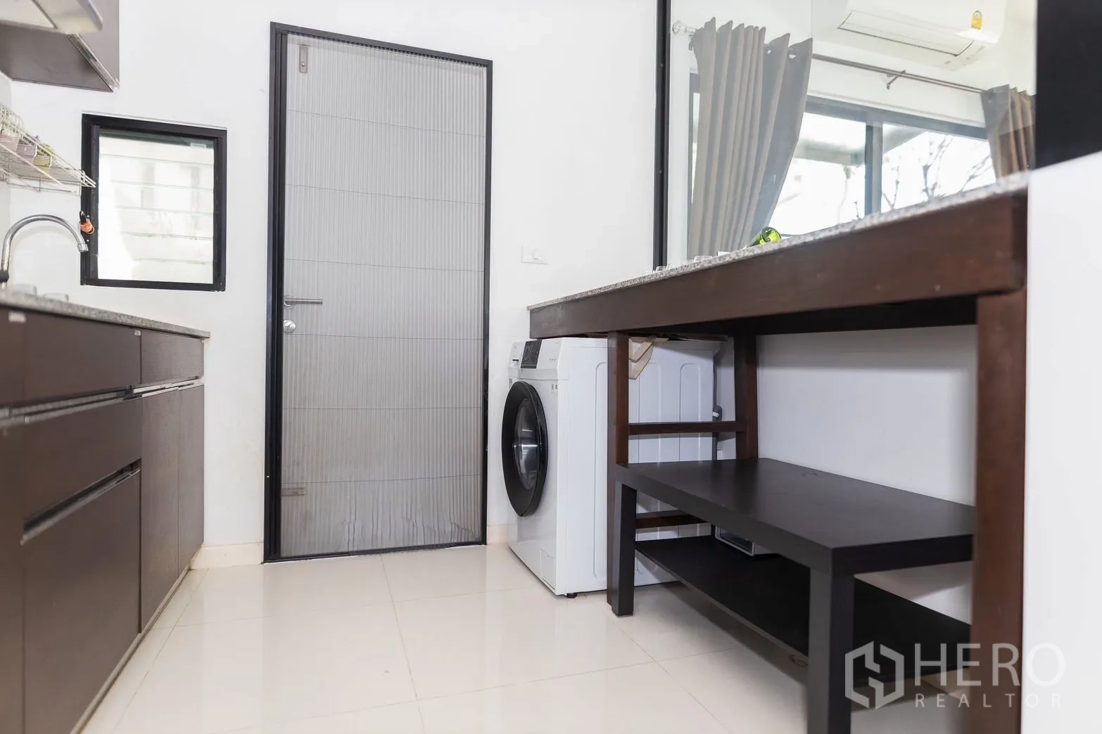 ทาวน์เฮาส์ for rent in Bang Phli, Samut Prakan - มุมบริการครัวพร้อมเครื่องซักผ้าและประตูทางออก