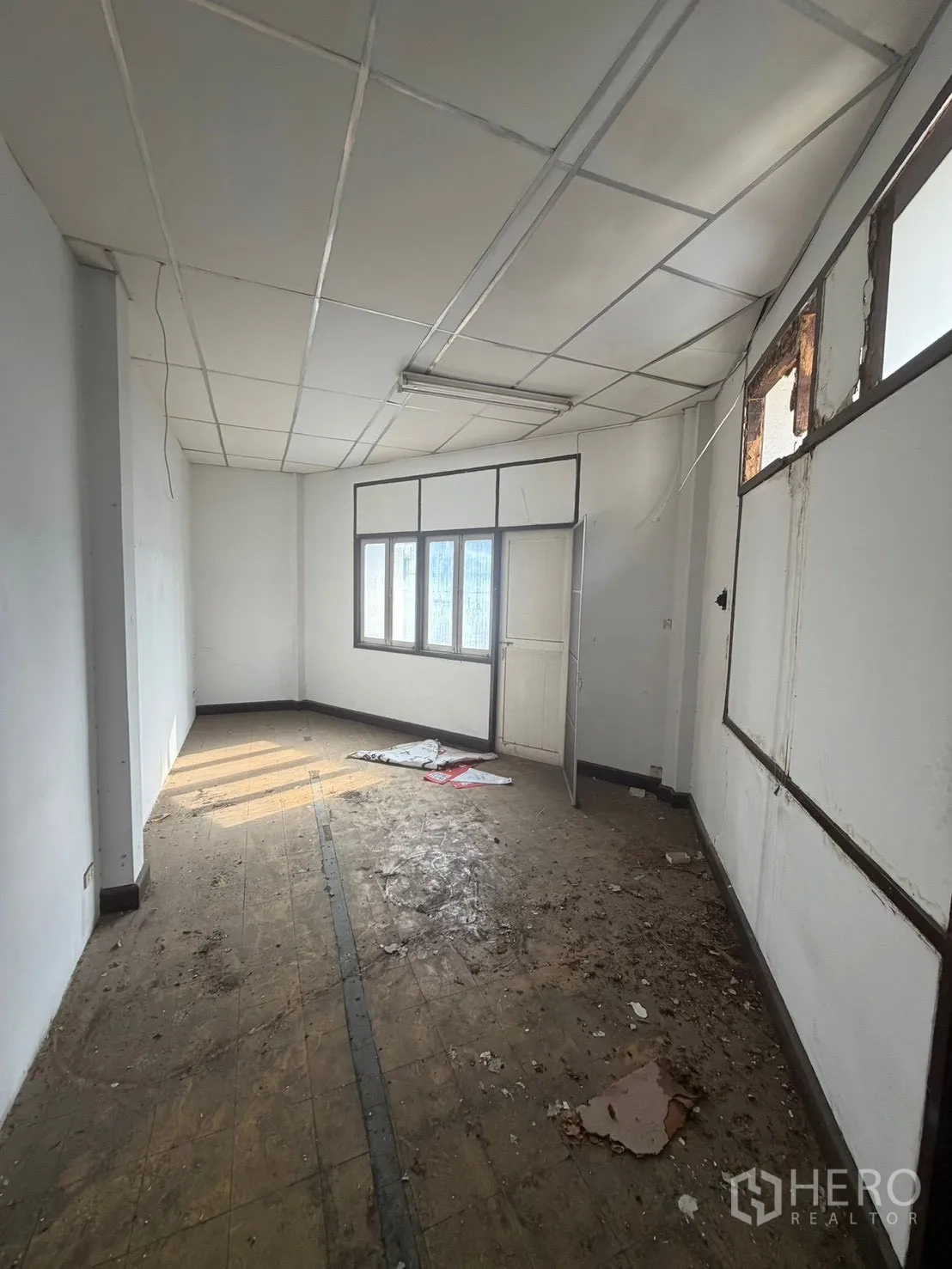 店屋 for rent in Watthana, Bangkok - 简洁楼上房间，设窗与吊顶，现状待改造。