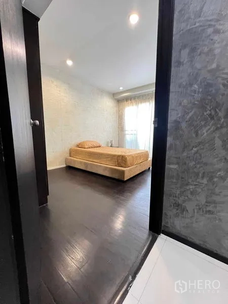 公寓 出租在Ratchathewi, Bangkok - 第二卧室，深色木地板、浅色特色墙与纱帘窗户。