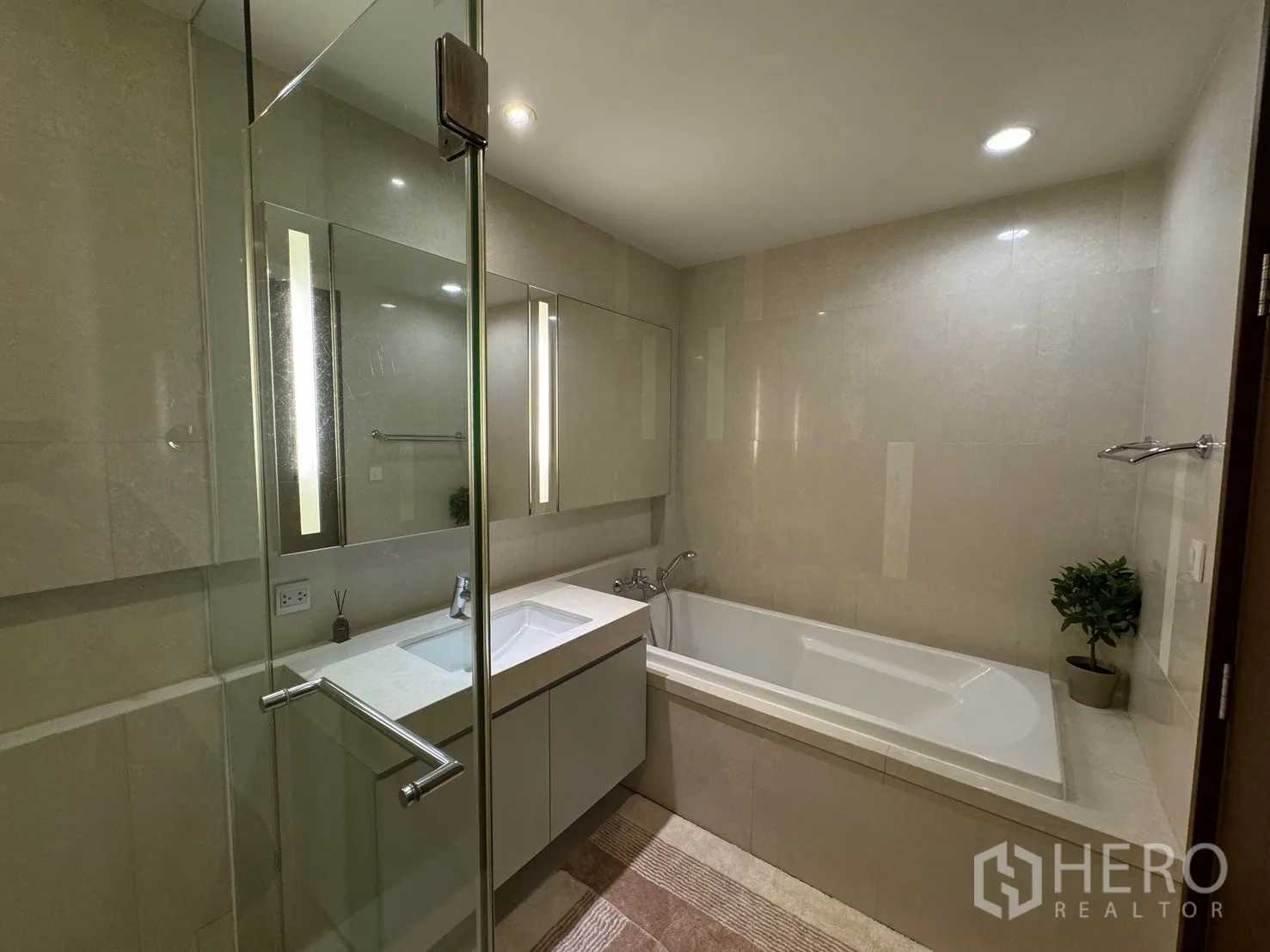 คอนโด ให้เช่าในWatthana, Bangkok - ห้องน้ำมุมอ่างอาบน้ำยาว พร้อมฉากกระจก และผนังกระเบื้องโทนอบอุ่น