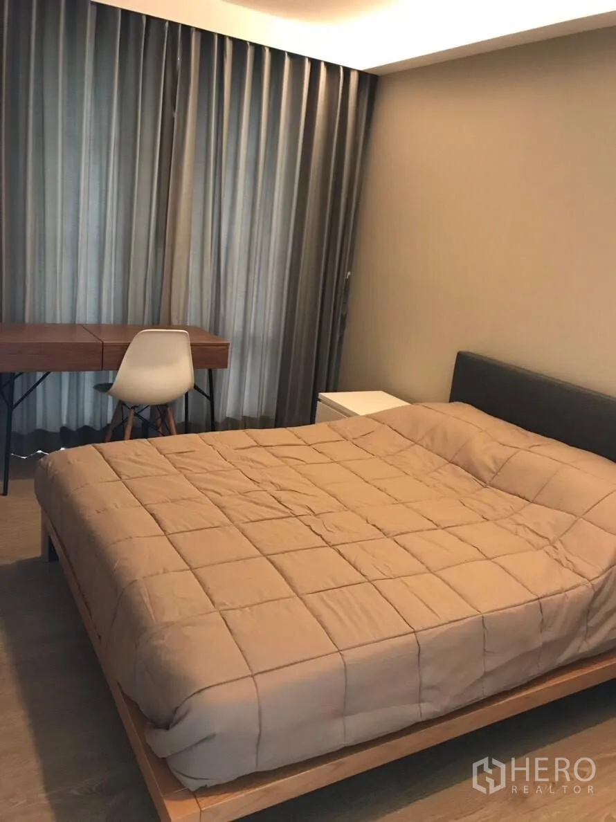 คอนโด ให้เช่าในWatthana, Bangkok - ห้องนอนหลัก เตียงหัวเตียงบุนวม ผ้าม่านทึบ โต๊ะทำงานไม้พร้อมเก้าอี้