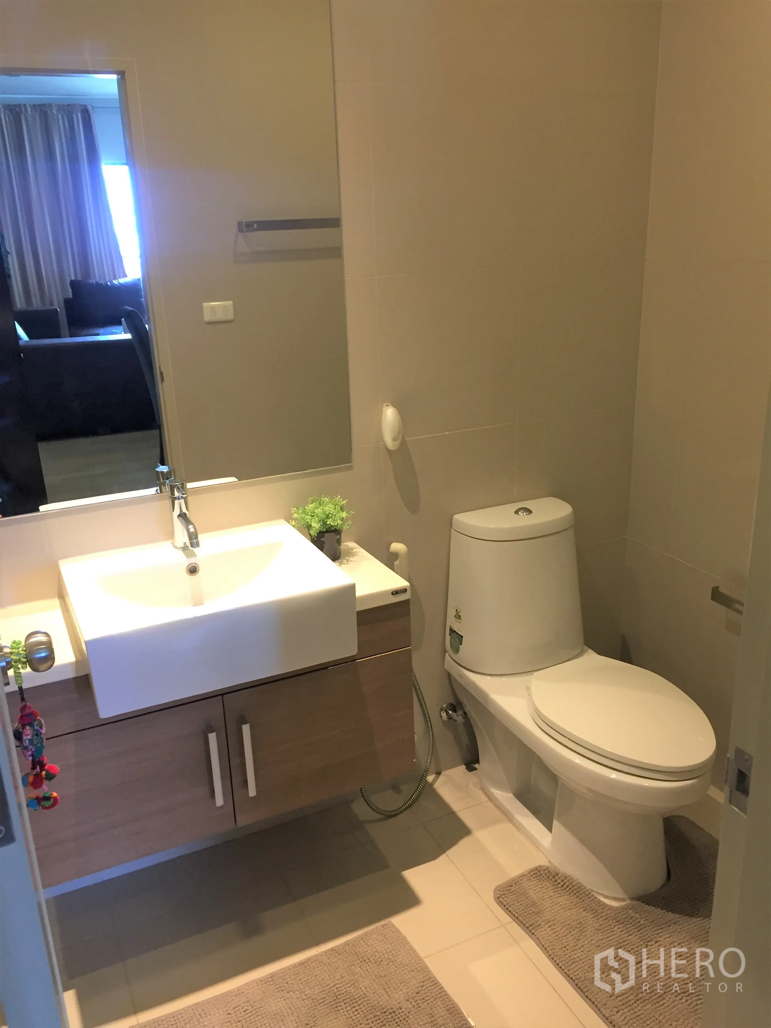 公寓 出租在Watthana, Bangkok - 第二间浴室，白色台盆、木质柜体与干净的瓷砖地面。