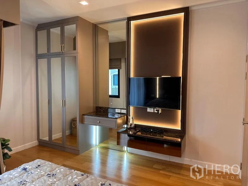 บ้าน ให้เช่าในPrawet, Bangkok - ห้องนอนพร้อมผนังทีวีไฟซ่อน ตู้บิวท์อิน และพื้นไม้