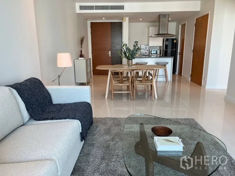 公寓 出租在Watthana, Bangkok - 开放式客餐厨一体，96平米空间宽敞舒适。