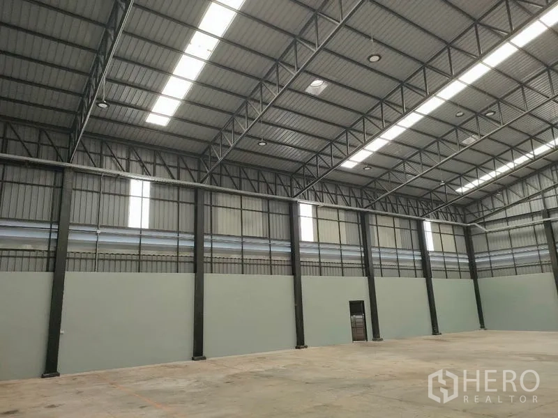 โรงงาน ให้เช่าในBan Phaeo, Samut Sakhon - ผนังโกดังพร้อมแถวเสาเหล็กและช่องรับแสงบนหลังคา