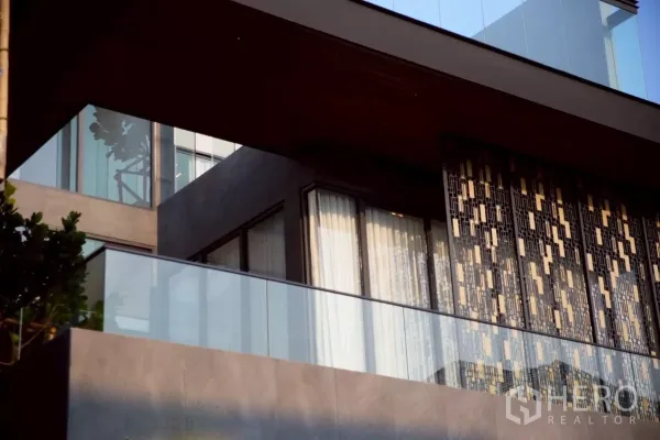 Detached House for sale in Lat Phrao, Bangkok - Close-up of exterior balcony featuring frosted glass railing and decorative metal screens.