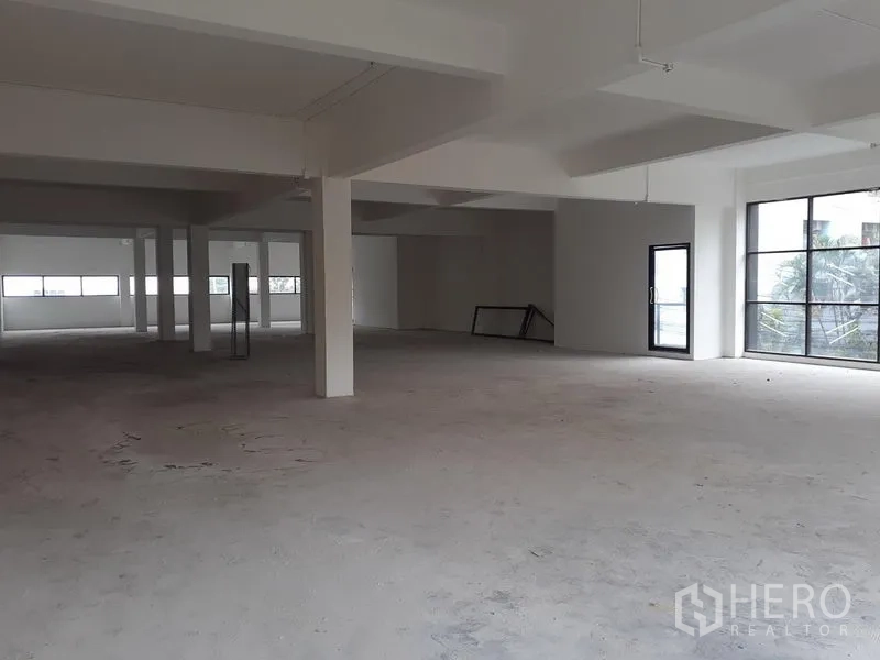 Office Space for rent in Khlong Toei, Bangkok - Expansive office plate with multiple columns, wide windows, and abundant natural light.