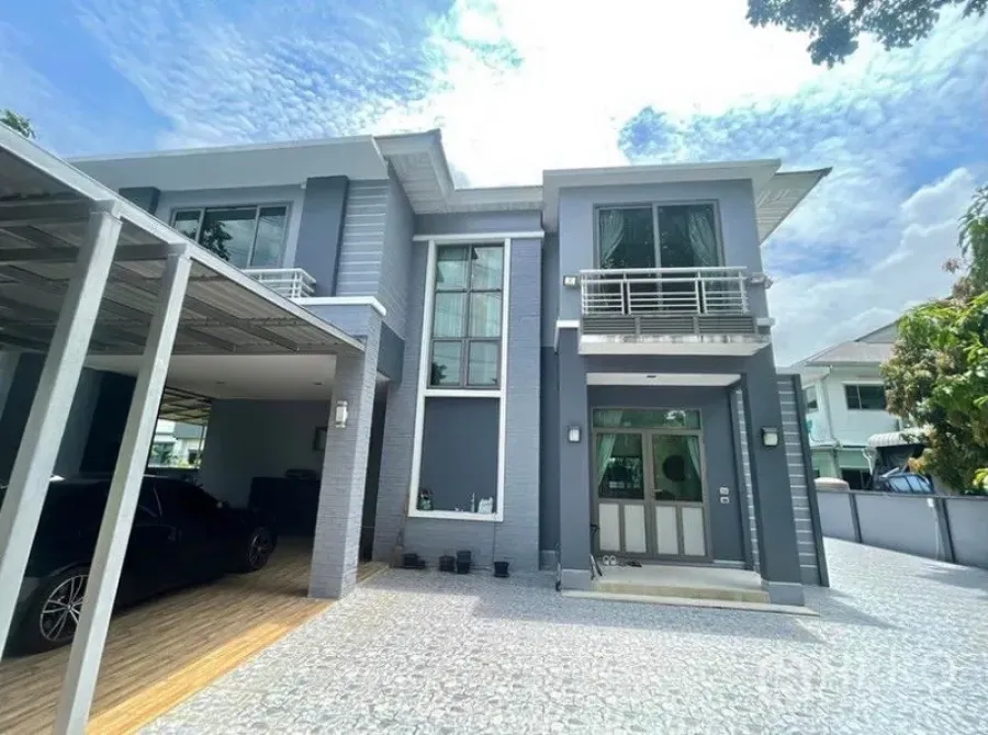 独立式住宅 出租在Prawet, Bangkok - 两层现代灰色独栋别墅，带阳台与有顶车位。