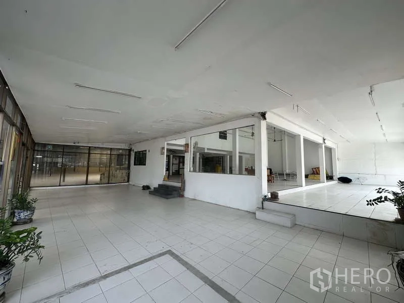 คลังสินค้า ให้เช่าในPak Kret, Nonthaburi - พื้นที่โชว์รูมปรับเปลี่ยนได้ มีแท่นยกระดับ กระเบื้อง และผนังกระจก