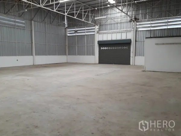 货栈 出租或出售在Khlong Luang, Pathum Thani - 仓库内部，混凝土地面，高钢结构屋顶与卷闸门。