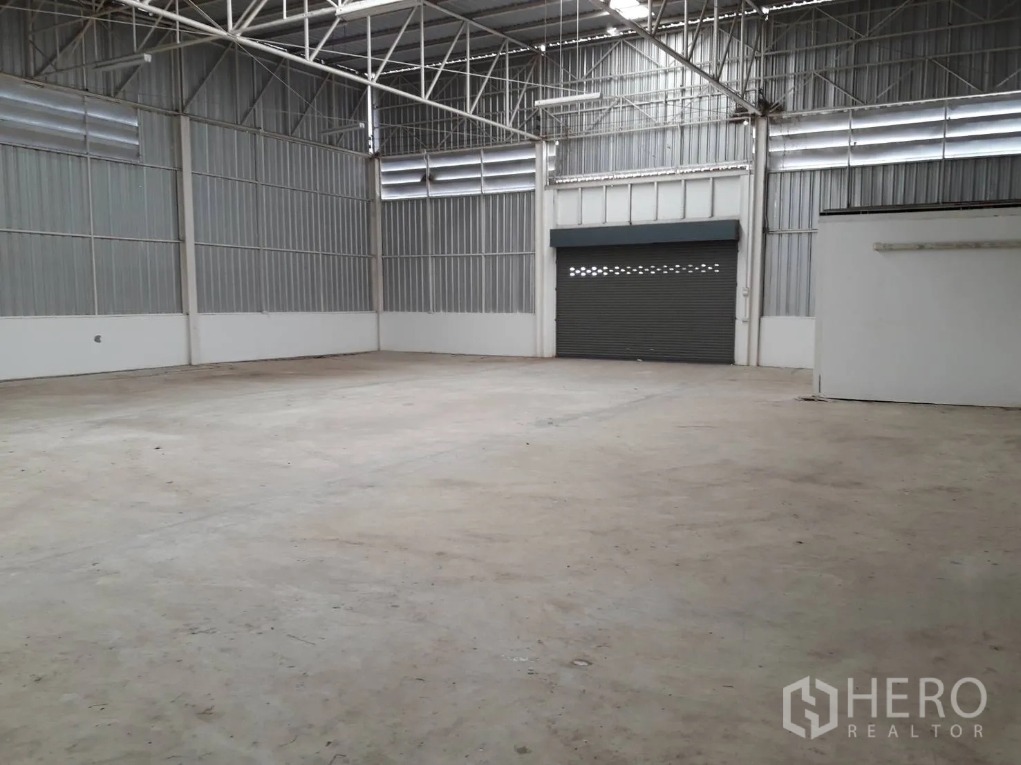 货栈 出租或出售在Khlong Luang, Pathum Thani - 仓库内部，混凝土地面，高钢结构屋顶与卷闸门。