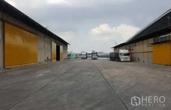 คลังสินค้า ให้เช่าในPhra Pradaeng, Samut Prakan - ลานคอนกรีตกว้างระหว่างโกดัง เหมาะสำหรับรถบรรทุกเข้าออกและขนถ่าย