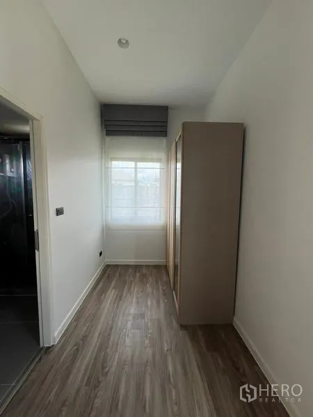 Detached House for rent in Bang Kapi, Bangkok - Dressing corridor with freestanding wardrobe beside bathroom door.