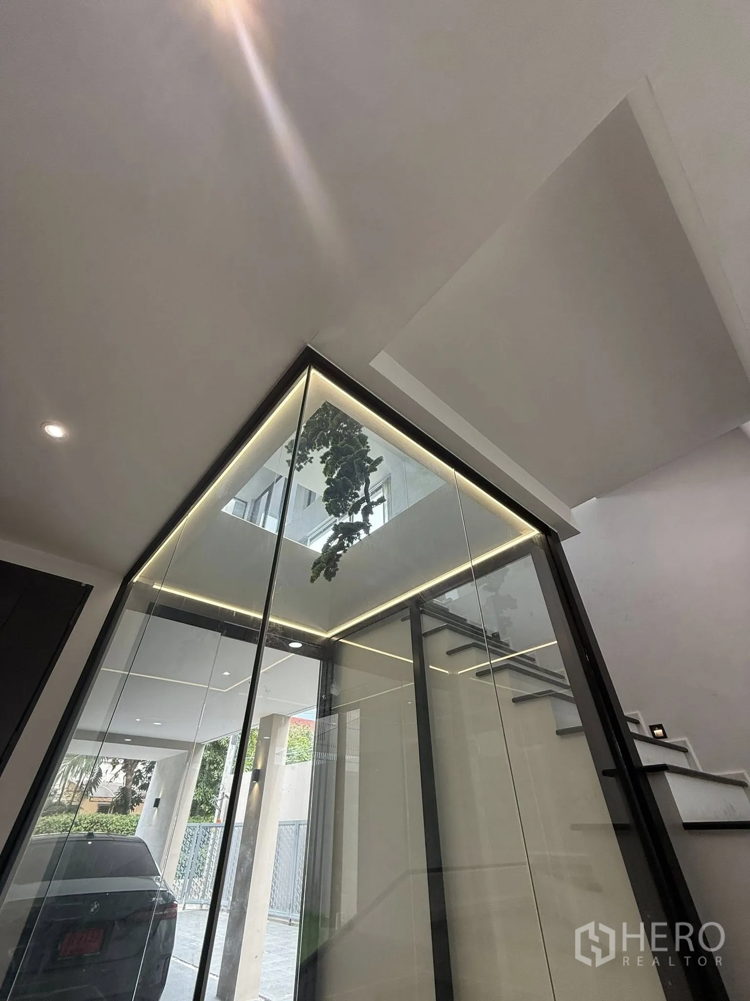 带办公室的家 出租或出售在Lat Phrao, Bangkok - 入口旁的玻璃天井与通往楼上的楼梯。
