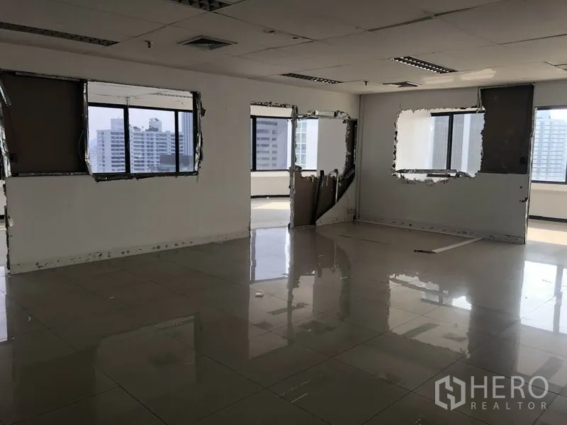 办公空间 出租在Watthana, Bangkok - 带隔断框架的开放办公区，多扇窗户朝向高楼