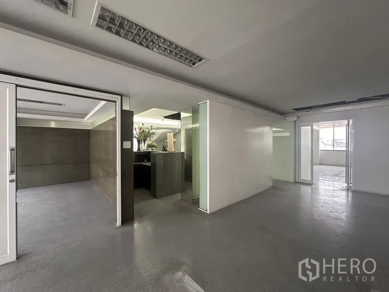 办公空间 出租在Khlong Toei, Bangkok - 接待区，内置前台、滑动门与磨砂玻璃